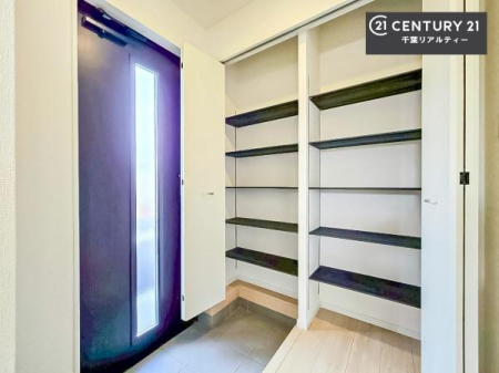 ���� �V���[�Y�{�b�N�X�t���B���ւ��Еt�����|�������₷���ł��I
�X�b�L���������ւŌ˂��J�����u�ԁA�������̂���S�n������Ԃ��o�}���Ă���܂��B