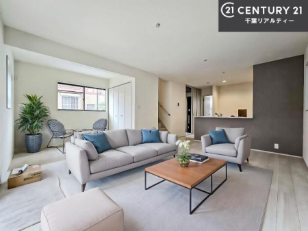 ���r���O �Ƌ��CG�p�[�X�ł��B��؂ȉƑ����W�܂邩�炱��LDK�ɂ͂�����肽���B
�q�����������C�ɏ΂��Ȃ��瑖�����Ă���p�����������u�L���Ƃɂ��ėǂ������v�Ǝv���u�Ԃł��B