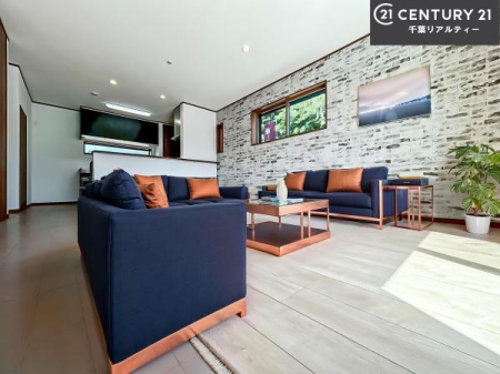 ���r���O �Ƌ��CG�p�[�X�ł��B�S�n�ǂ����r���O�͉Ƒ������R�ƏW�܂�܂��B�Ƒ��c�R�̎��Ԃ����������ł��B���Ƒ��ƁA����w�[���������Ԃ��߂��������ł��ˁB���邭�J���I�ȋ�Ԃł��B