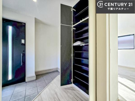 ���� �V���[�Y�{�b�N�X�t���Ȃ̂ŁA���ւ��Еt�����|�������₷���ł��I
�X�b�L���������ւŌ˂��J�����u�ԁA�������̂���S�n������Ԃ��o�}���Ă���܂��B