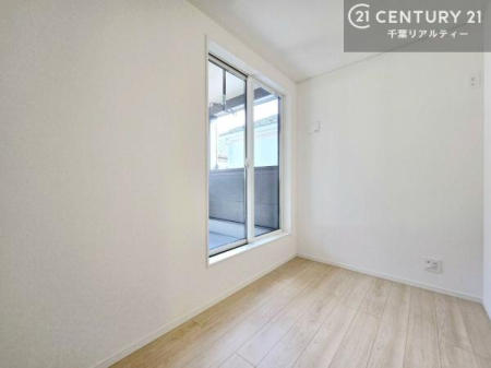 ���̑����� �o���R�j�[�ɖʂ���3���̃t���[���[���́A�����h���[���[���Ƃ��Ă͂������A���邳�ƊJ�������������ď��ւ⃊���[�g���[�N�X�y�[�X�A��̂������Ƃ��Ă�����B��炵�ɍ��킹�đ��ʂɎg����֗��ȋ�Ԃł��B