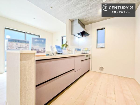 �L�b�`�� ��Ƃ肠�钲���X�y�[�X�ō�Ƃ����₷�����K�ȃL�b�`���ł��I
���q�l�ƈꏏ�ɂ��َq������y���߂�L�X�X�y�[�X�ł��B�y�����������ԂɂȂ肻���ł��ˁI