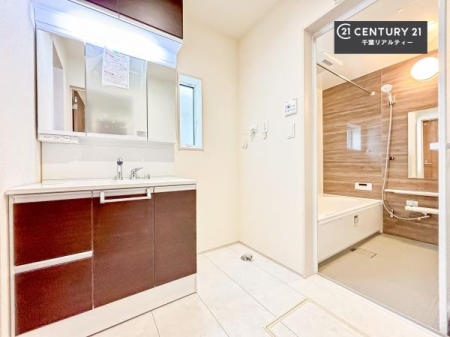 ���ʑ�E���ʏ� �O�ʋ��d�l�̐��ʏ��́A�g�����Ȃ݂����₷������I���͎��[�ɂȂ��Ă��܂��B�h���C���[�₨���ϓ����Еt������̂Ő��ʑ������X�b�L���ƌ����邱�Ƃ��o���܂��I