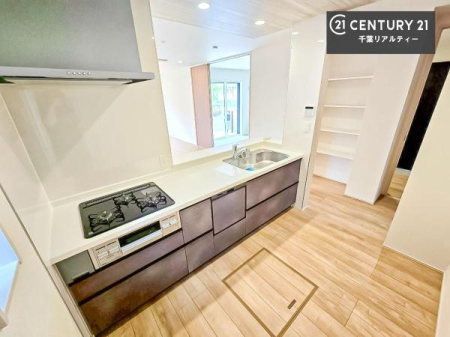 �L�b�`�� ��l�C�̑Ζʎ��V�X�e���L�b�`�����̗p���Ă��܂��I���Ƒ��̃R�~���j�P�[�V���������R�Ƒ�����݌v�ł��B
���q�l�ɂ��ڂ��͂��̂Ŋ������ł��ˁB���[�͂�����܂��I