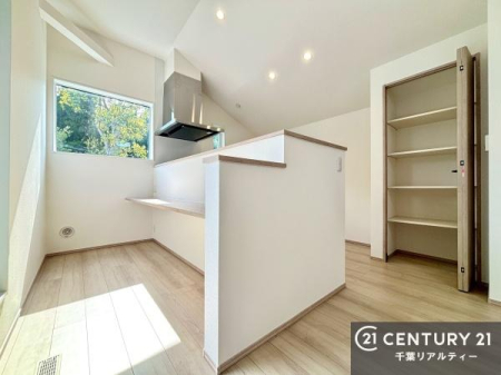 ���̑����� ���r���O�ɂ̓J�E���^�[�t���I
���q�l�̂��׋��X�y�[�X�₿����Ƃ�����Ƒ�ɂ��҂�����ł��B