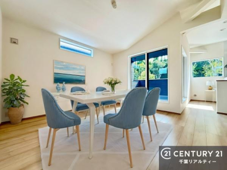 ���r���O �����炽���Ղ�̗z���������閾�邢���r���O�B�J�����̂��郊�r���O�ŉƑ��c���̂��났�̎��Ԃ��߂����܂��I