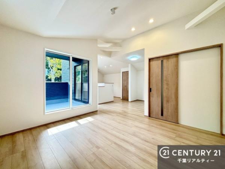 ���r���O �J�����̂���L�XLDK�I�\�t�@�[��_�C�j���O�e�[�u����u���Ă������ɂȂ�Ȃ��̂ŉ��K�ɉ߂����܂��I�R�~���j�P�[�V���������₷�����r���O�ł��B