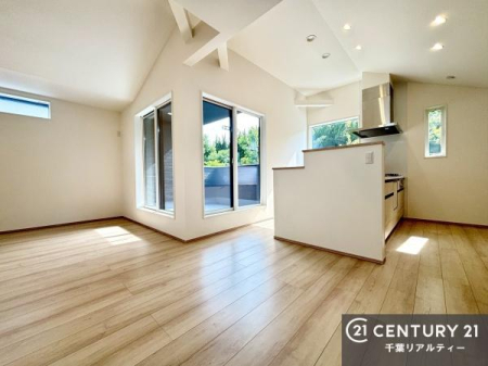 ���r���O �\�t�@�[��_�C�j���O�e�[�u����u���Ă������ɂȂ�Ȃ��̂ŉ��K�ɉ߂����܂��I�R�~���j�P�[�V���������₷����Ԃł��B