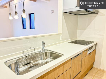 �L�b�`�� ��l�C�̑Ζʎ��V�X�e���L�b�`�����̗p���Ă��܂��I���Ƒ��̃R�~���j�P�[�V���������R�Ƒ�����݌v�ł��B
���q�l�ɂ��ڂ��͂��̂Ŋ������ł��ˁB�L�X�g���ĉ��K�ɍ�Ƃ��i�݂܂��B