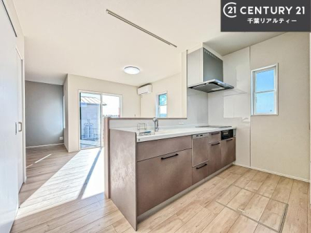 �L�b�`�� ��l�C�̑Ζʎ��V�X�e���L�b�`�����̗p���Ă��܂��I���Ƒ��̃R�~���j�P�[�V���������R�Ƒ�����݌v�ł��B
���q�l�ɂ��ڂ��͂��̂Ŋ������ł��ˁB���[�͂�����܂��I