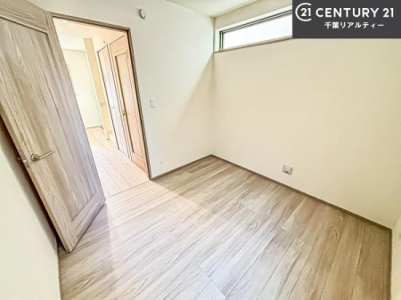 ���r���O�ȊO�̋��� �S�����Ɏ��[�X�y�[�X������Ă���A�ߗނ���p�i���������萮���\�B
���������L�����K�ɂ��g������������A�g������̗ǂ��Ԏ��ł��B