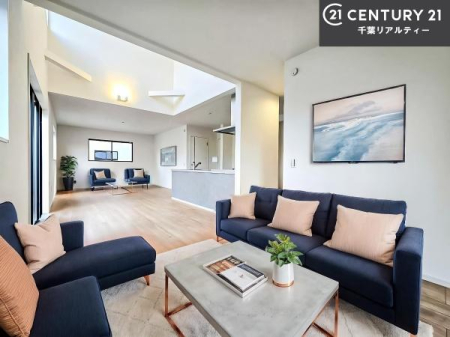 ���r���O �Ƌ��CG�p�[�X�ł��B��؂ȉƑ����W�܂邩�炱��LDK�ɂ͂�����肽���B
�q�����������C�ɏ΂��Ȃ��瑖�����Ă���p�����������u�L���Ƃɂ��ėǂ������v�Ǝv���u�Ԃł��B