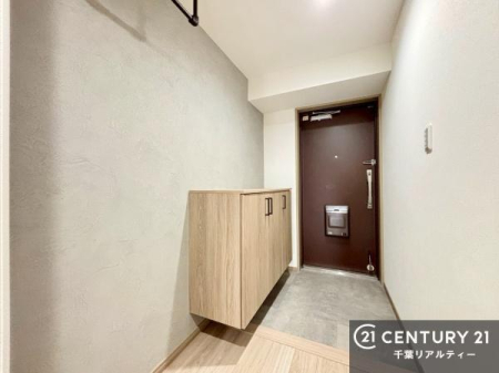 ���� ���ւ̃V���[�Y�{�b�N�X�́A���[�͗ǍD�ŌC���������萮���ł��邾���łȂ��A�㕔������I�Ƃ��Ċ��p�\�B���C�ɓ���̏�����O���[����u���΁A���q���}���邨�����ȋ�ԂɎd�オ��܂��I