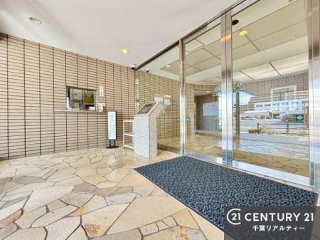 �G���g�����X �G���g�����X�̓I�[�g���b�N���̗p�B���K�҂���������m�F�ł��A�h�Ɩʂɂ��z�����ꂽ���S�̃}���V�����ł��B
�����̕�炵�ɁA�S�����Z�L�����e�B������Ă��܂��B