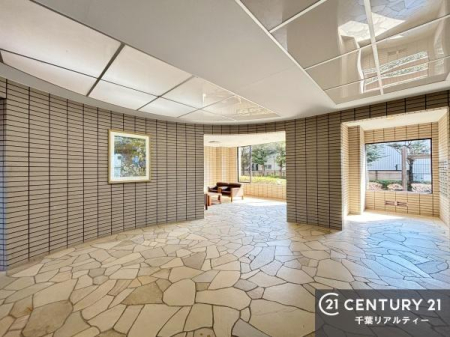 ���r�[ ���邢�z���������Ղ�ƍ������ށA�J�����̂��郍�r�[�B
�Z�܂�����Q�X�g��S�n�悭�}����A���͓I�ȋ�Ԃł��B