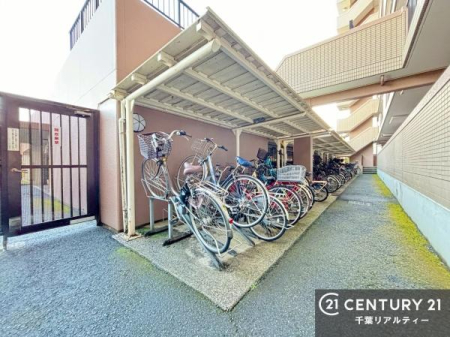 ���̑����p�� ���֏ꊮ���ŁA���q���܂̎��]�Ԃ�ʋΗp�̎��]�Ԃ����S���Ēu���܂��B���Ƒ��ɂ����ꂵ���֗��Ȑݔ��ł��B
�󂫏󋵂����C�y�ɂ��₢���킹���������B