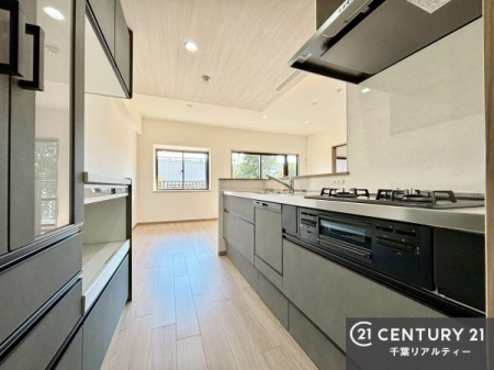 �L�b�`�� �J�b�v�{�[�h�t���̃L�b�`���ł��I
�L�b�`���͉����ƃK�`���K�`���������ł��B�d�q�����W�␆�ъ���u���܂����A��������̐H��͒I�Ɏ��[���\�ł��I