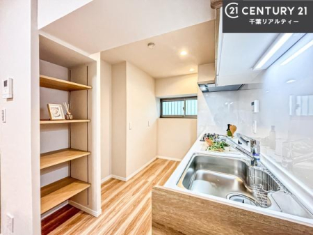 �L�b�`�� ��Ƃ肠�钲���X�y�[�X�ō�Ƃ����₷�����K�ȃL�b�`���ł��I
���q�l�ƈꏏ�ɂ��َq������y���߂�L�X�X�y�[�X�ł��B�y�����������ԂɂȂ肻���ł��ˁI