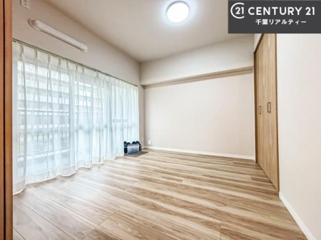 �m�� �o���R�j�[�ɖʂ����m���́A�����Ղ�̗z���ƊJ�����Ɍb�܂�A�S�n�悭�߂�������K�ȋ�Ԃł��B