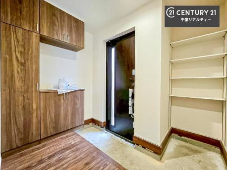 ���� �V���[�Y�{�b�N�X�t���B���ւ��Еt�����|�������₷���ł��I
�X�b�L���������ւŌ˂��J�����u�ԁA�������̂���S�n������Ԃ��o�}���Ă���܂��B