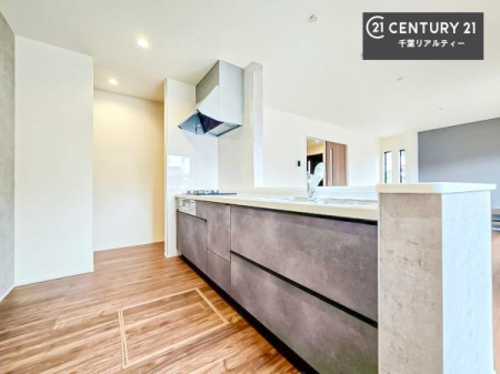 �L�b�`�� ��Ƃ肠�钲���X�y�[�X�ō�Ƃ����₷�����K�ȃL�b�`���ł��I
���q�l�ƈꏏ�ɂ��َq������y���߂�L�X�X�y�[�X�ł��B�y�����������ԂɂȂ肻���ł��ˁI