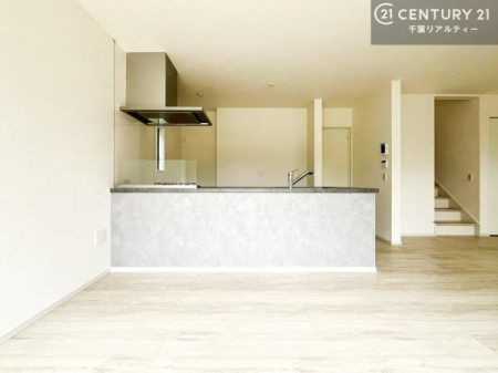 �L�b�`�� ��l�C�̑Ζʎ��V�X�e���L�b�`�����̗p���Ă��܂��I���Ƒ��̃R�~���j�P�[�V���������R�Ƒ�����݌v�ł��B
���q�l�ɂ��ڂ��͂��̂Ŋ������ł��ˁB���[�͂�����܂��I