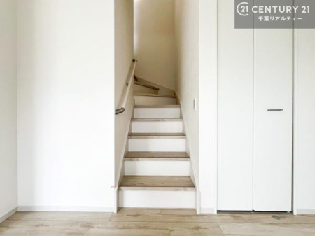 ���r���O ���r���O�ɐݒu���ꂽ�K�i�́A�Ƒ��̎��R�ȃR�~���j�P�[�V�����𑣐i�B�A���O�o���Ɋ�����킹�₷���A�����̉�b�������邱�ƂŁA�Ƒ����J�����[�܂�܂��B