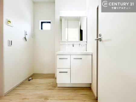 ���ʑ�E���ʏ� �O�ʋ��d�l�̐��ʏ��́A�g�����Ȃ݂����₷������I���͎��[�ɂȂ��Ă��܂��B�h���C���[�₨���ϓ����Еt������̂Ő��ʑ������X�b�L���ƌ����邱�Ƃ��o���܂��I