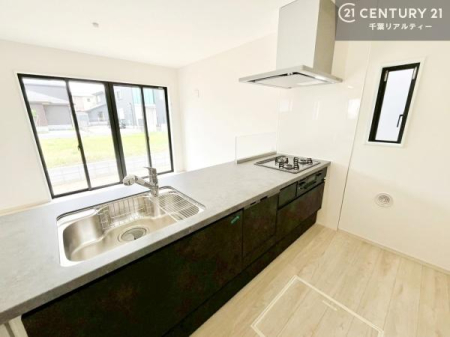 �L�b�`�� ��l�C�̑Ζʎ��V�X�e���L�b�`�����̗p���Ă��܂��I���Ƒ��̃R�~���j�P�[�V���������R�Ƒ�����݌v�ł��B
���q�l�ɂ��ڂ��͂��̂Ŋ������ł��ˁB�L�X�g���ĉ��K�ɍ�Ƃ��i�݂܂��B