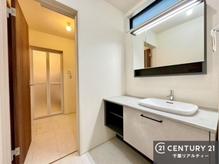 ���ʑ�E���ʏ� �܂�Ńz�e���̃p�E�_�[���[���̂悤�Ȑ��ʃX�y�[�X�B
�L���J�E���^�[�̓��C�N��w�A�Z�b�g�ɂ��g���₷���A���̏������X���[�Y�ł��B