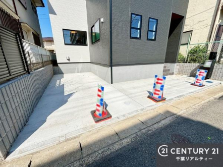 ���ԏ� ���ԃX�y�[�X��2�䕪����܂��I�Z�J���h�J�[�͂������A�o�C�N�⎩�]�ԂȂǂ��u���ꏊ�ɍ���܂���B(�Ԏ�ɂ��܂�)