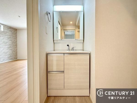 ���ʑ�E���ʏ� �O�ʋ��d�l�̐��ʏ��́A�g�����Ȃ݂����₷������I���͎��[�ɂȂ��Ă��܂��B�h���C���[�₨���ϓ����Еt������̂Ő��ʑ������X�b�L���ƌ����邱�Ƃ��o���܂��I