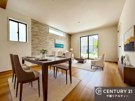 ���r���O �A�N�Z���g�N���X���̗p�������r���O�́A��Ԃɂ��肰�Ȃ����Ə㎿�������o�B�������S�̂̕��͋C���������߁A�������ŗ�����������Ԃ��L����܂��B