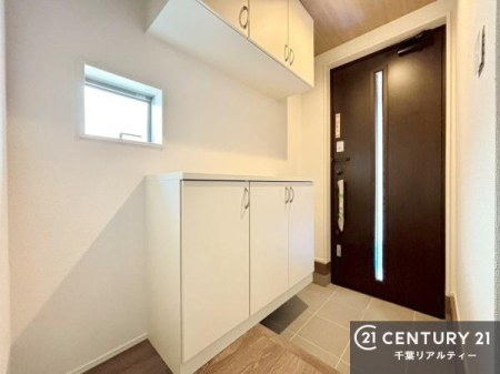 ���� ���ւ̃V���[�Y�{�b�N�X�́A���[�͗ǍD�ŌC���������萮���ł��邾���łȂ��A�㕔������I�Ƃ��Ċ��p�\�B���C�ɓ���̏�����O���[����u���΁A���q���}���邨�����ȋ�ԂɎd�オ��܂��I