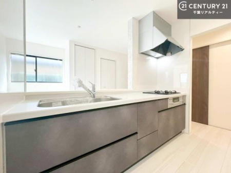 �L�b�`�� ��l�C�̑Ζʎ��V�X�e���L�b�`�����̗p���Ă��܂��I���Ƒ��̃R�~���j�P�[�V���������R�Ƒ�����݌v�ł��B
���q�l�ɂ��ڂ��͂��̂Ŋ������ł��ˁB�L�X�g���ĉ��K�ɍ�Ƃ��i�݂܂��B