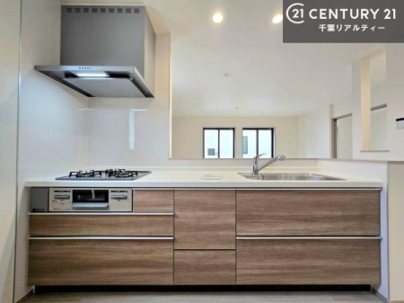 �L�b�`�� ��l�C�̑Ζʎ��V�X�e���L�b�`�����̗p���Ă��܂��I���Ƒ��̃R�~���j�P�[�V���������R�Ƒ�����݌v�ł��B
���q�l�ɂ��ڂ��͂��̂Ŋ������ł��ˁI�L�X�g���ĉ��K�ō�Ƃ��i�݂܂��B