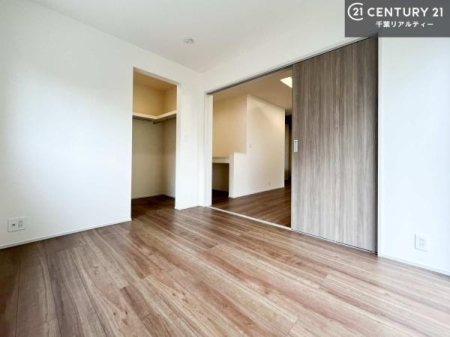 �m�� ���r���O�ɗאڂ����m���́A�J�������LDK�ƂȂ���J���I�ȋ�ԂɁB
���q�l�̗V�я�⃏�[�N�X�y�[�X�A�q�ԂȂǑ��ړI�Ɋ��p�ł���֗��Ȃ������ł��B