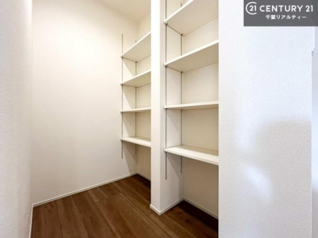 ���[ �p���g���[�t���I���Ă�������A�H�ނ̃X�g�b�N���X�b�L�����ڂ��邱�Ƃ��ł��܂��I
���񌻒n�ł��m���߂��������B