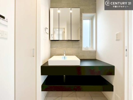 ���ʑ�E���ʏ� �O�ʋ��d�l�̐��ʏ��́A�g�����Ȃ݂����₷������I���͎��[�ɂȂ��Ă��܂��B�h���C���[�₨���ϓ����Еt������̂Ő��ʑ������X�b�L���ƌ����邱�Ƃ��o���܂��I