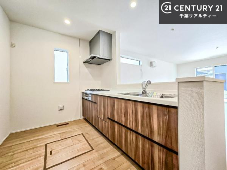 �L�b�`�� ��l�C�̑Ζʎ��V�X�e���L�b�`�����̗p���Ă��܂��I���Ƒ��̃R�~���j�P�[�V���������R�Ƒ�����݌v�ł��B
���q�l�ɂ��ڂ��͂��̂Ŋ������ł��ˁI�L�X�g���ĉ��K�ō�Ƃ��i�݂܂��B