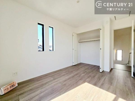 ���r���O�ȊO�̋��� �S�����Ɏ��[�X�y�[�X������Ă���A�ߗނ���p�i���������萮���\�B
���������L�����K�ɂ��g������������A�g������̗ǂ��Ԏ��ł��B