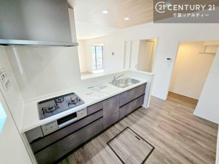 �L�b�`�� ��l�C�̑Ζʎ��V�X�e���L�b�`�����̗p���Ă��܂��I���Ƒ��̃R�~���j�P�[�V���������R�Ƒ�����݌v�ł��B
���q�l�ɂ��ڂ��͂��̂Ŋ������ł��ˁI�L�X�g���ĉ��K�ō�Ƃ��i�݂܂��B