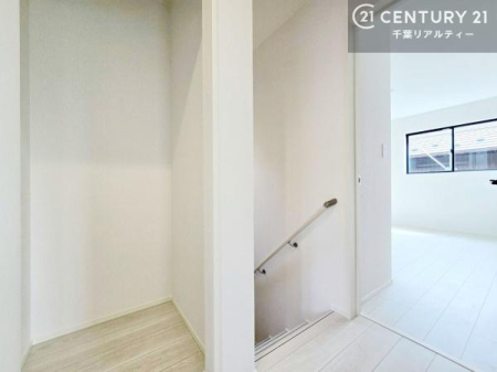 ���[ �z�[���ɂ́A���[��ݒu�B
����ꂽ�X�y�[�X�Ȃ������g���ɂ��傤�Ǘǂ��T�C�Y���ł��B
������W�����A��������Ƃ�����炵���T�|�[�g���܂��B