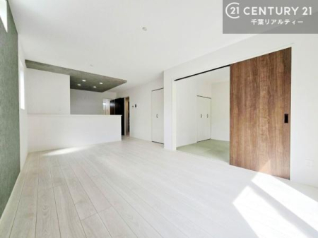 ���r���O �A�N�Z���g�N���X���̗p�������r���O�́A��Ԃɂ��肰�Ȃ����Ə㎿�������o�B�������S�̂̕��͋C���������߁A�������ŗ�����������Ԃ��L����܂��B