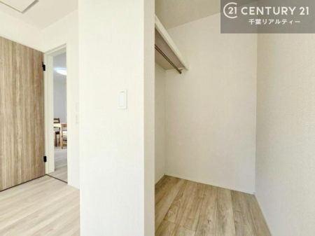 ���[ �E�H�[�N�C���N���[�[�b�g��2�J���Ɋ����B
�ߗނ�G�ߕ��A�o�b�O�Ȃǂ������Ղ���[�ł��A���Ƒ����ꂼ��̎��������������萮���ł�����[�͂����͂ł��B