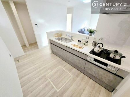 �L�b�`�� ��l�C�̑Ζʎ��V�X�e���L�b�`�����̗p���Ă��܂��I���Ƒ��̃R�~���j�P�[�V���������R�Ƒ�����݌v�ł��B
���q�l�ɂ��ڂ��͂��̂Ŋ������ł��ˁB�L�X�g���ĉ��K�ɍ�Ƃ��i�݂܂��B