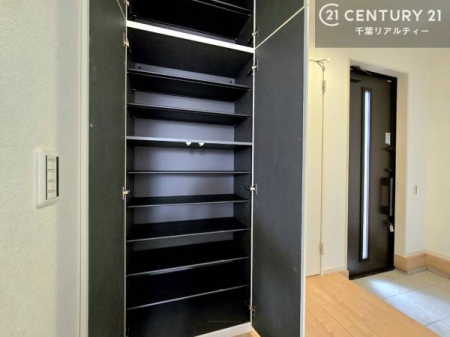 ���� �V���[�Y�{�b�N�X�t���B���ւ��Еt�����|�������₷���ł��I
�X�b�L���������ւŌ˂��J�����u�ԁA�������̂���S�n������Ԃ��o�}���Ă���܂��B