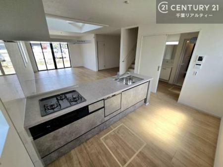 �L�b�`�� �J�������ӂ��I�[�v���L�b�`���́A���r���O�S�̂����n�����̊��̂����Ԑ݌v�B���Ƒ��Ƃ̉�b���y���݂Ȃ��痿�����ł��A���X�̎��Ԃ����L���ɉ��o���܂��B