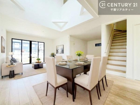 ���r���O �������̊J�������ӂ�郊�r���O�͏c�ɂ����ɂ��L�������������S�n�悢��ԁB���r���O�K�i���̗p���邱�Ƃł��Ƒ��̎��R�ȃR�~���j�P�[�V���������܂���X�̕�炵�ɉ�����������炵�܂��B���Ƌ�͂b�f�p�[�X