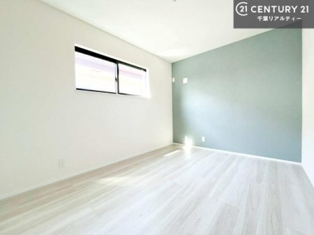 �m�� �A�N�Z���g�N���X����Ԃɍʂ��Y����A�������ȗm���B�V���v���Ȓ��ɂ���������A���������ƃf�U�C���������˔������S�n�悢�ꎺ�ł��B